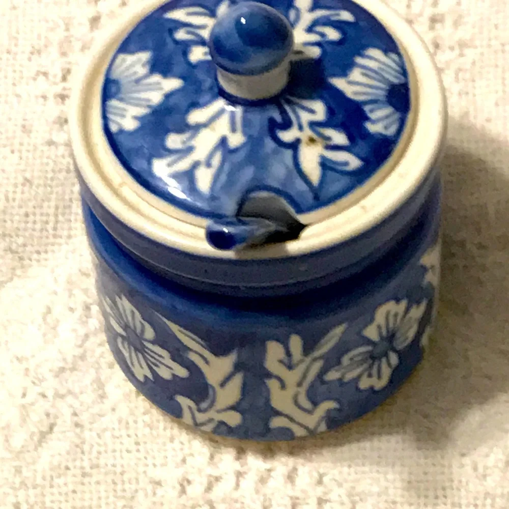Sugar Bowl with great detail - Picture 2 of 8